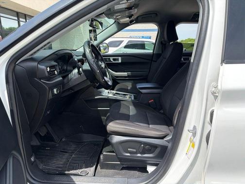 White Metallic 2022 Ford Explorer XLT