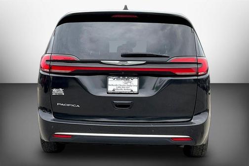Brilliant Black Crystal Pearlcoat 2023 Chrysler Pacifica Touring-L