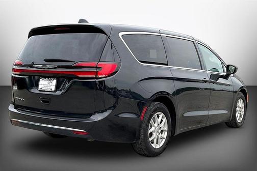 Brilliant Black Crystal Pearlcoat 2023 Chrysler Pacifica Touring-L