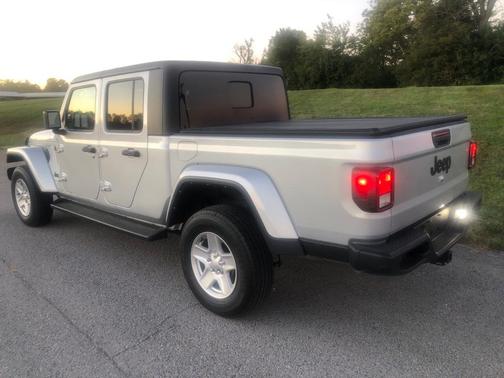 2022 Jeep Gladiator Sport