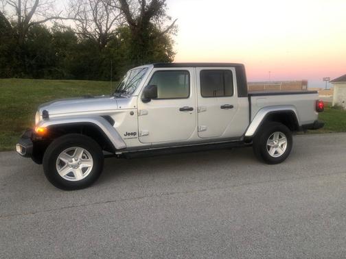 2022 Jeep Gladiator Sport