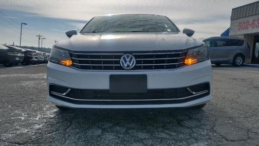 Photo 3 of 24 of 2017 Volkswagen Passat 1.8T SE