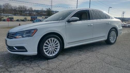 Photo 4 of 24 of 2017 Volkswagen Passat 1.8T SE