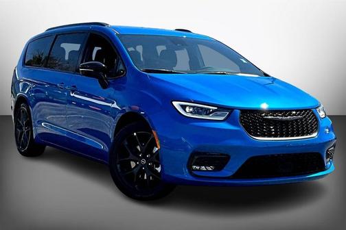 Hydro Blue Pearlcoat 2026 Chrysler Pacifica Select