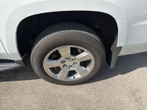 Summit White 2017 Chevrolet Suburban LT