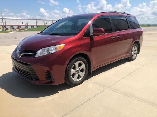 2019 Toyota Sienna LE