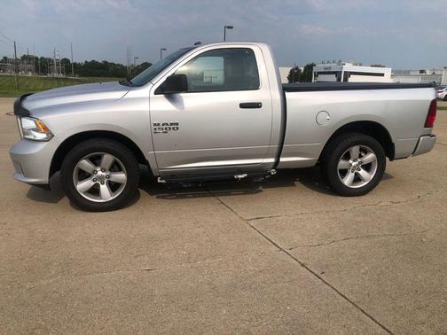 Bright Silver Clearcoat Metallic 2019 RAM 1500 Classic Express