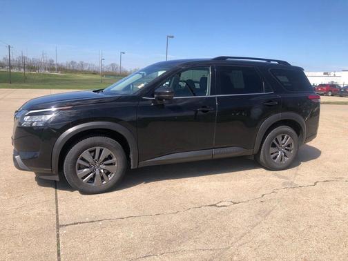 Black 2024 Nissan Pathfinder SV