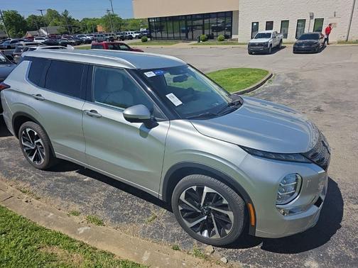 Alloy Silver Metallic 2024 Mitsubishi Outlander SEL