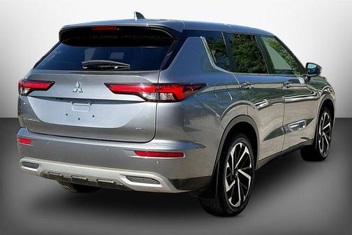 Silver 2024 Mitsubishi Outlander SE