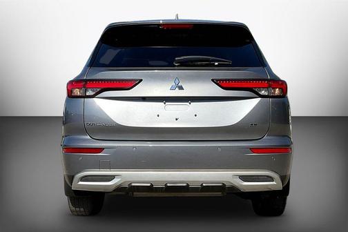 Silver 2024 Mitsubishi Outlander SE