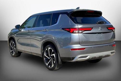 Silver 2024 Mitsubishi Outlander SE