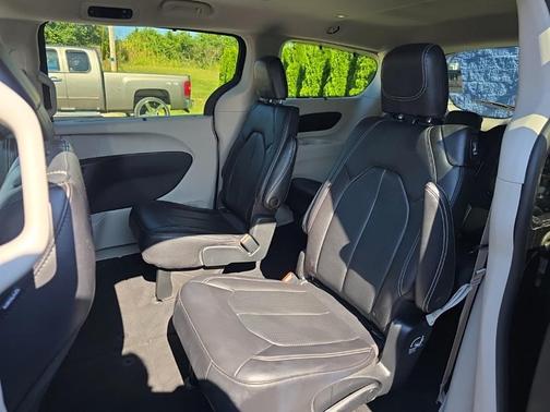 2022 Chrysler Pacifica Touring-L