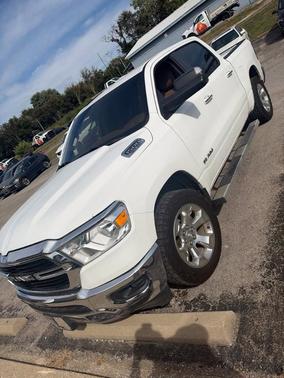 Bright White Clearcoat 2019 RAM 1500 Big Horn