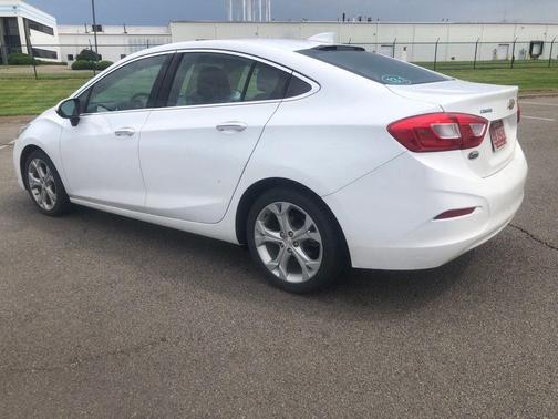 Summit White 2017 Chevrolet Cruze Premier
