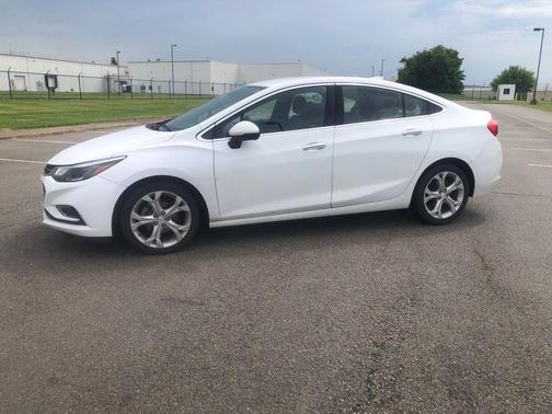 Summit White 2017 Chevrolet Cruze Premier