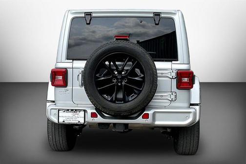 Silver Zynith Clearcoat 2022 Jeep Wrangler Unlimited Sahara