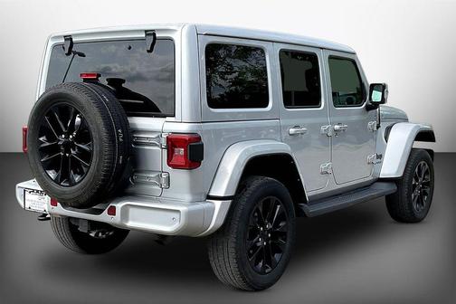 Silver Zynith Clearcoat 2022 Jeep Wrangler Unlimited Sahara