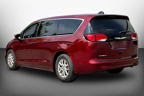 Velvet Red Pearlcoat 2023 Chrysler Voyager LX