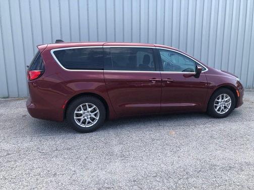 Velvet Red Pearlcoat 2023 Chrysler Voyager LX