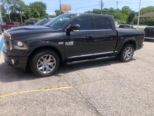 Brilliant Black Crystal Pearlcoat 2018 RAM 1500 Longhorn