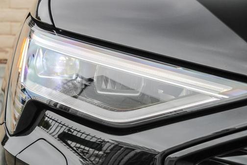 2022 Audi e-tron Premium Plus