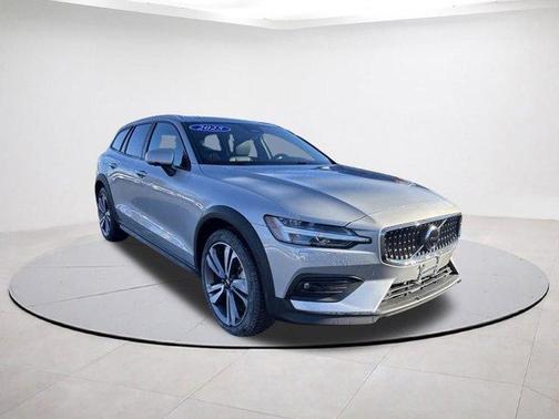 2025 Volvo V60 Cross Country B5 Plus