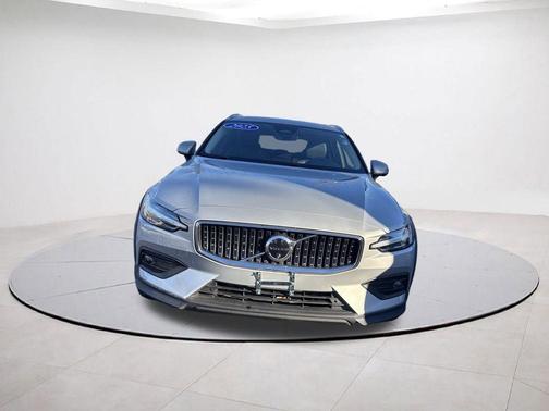 2025 Volvo V60 Cross Country B5 Plus