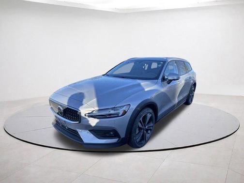 2025 Volvo V60 Cross Country B5 Plus