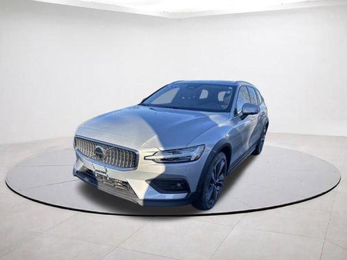 2025 Volvo V60 Cross Country B5 Plus