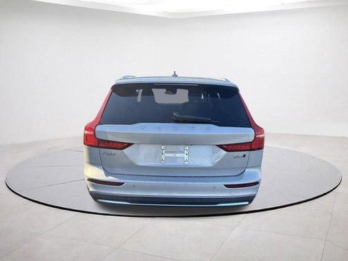 2025 Volvo V60 Cross Country B5 Plus