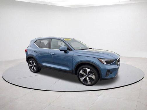 2025 Volvo XC40 B5 Plus Bright Theme