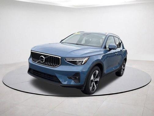 2025 Volvo XC40 B5 Plus Bright Theme