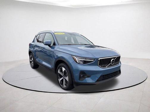 2025 Volvo XC40 B5 Plus Bright Theme