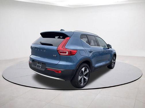 2025 Volvo XC40 B5 Plus Bright Theme