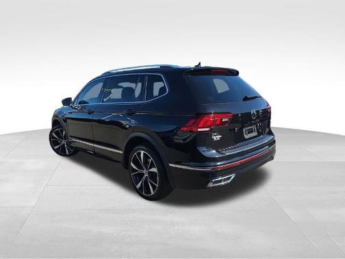 Deep Black Pearl Effect 2022 Volkswagen Tiguan 2.0T SEL R-LINE