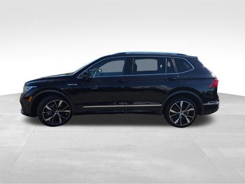 Deep Black Pearl Effect 2022 Volkswagen Tiguan 2.0T SEL R-LINE