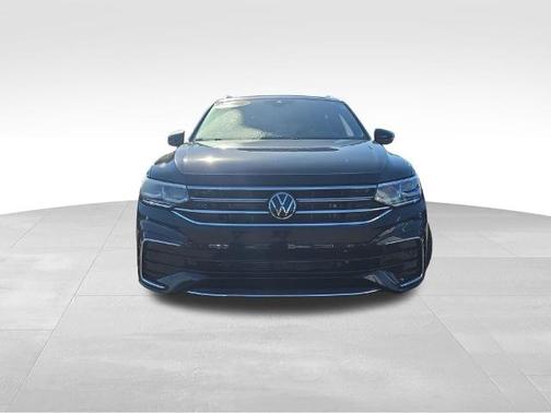 Deep Black Pearl Effect 2022 Volkswagen Tiguan 2.0T SEL R-LINE