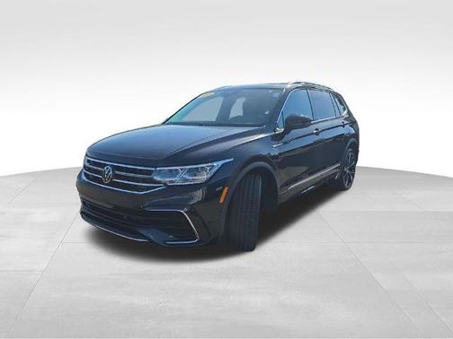 Deep Black Pearl Effect 2022 Volkswagen Tiguan 2.0T SEL R-LINE