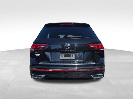 Deep Black Pearl Effect 2022 Volkswagen Tiguan 2.0T SEL R-LINE