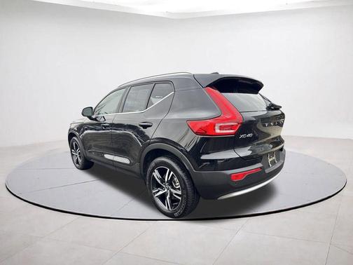 2025 Volvo XC40 B5 Core Bright Theme