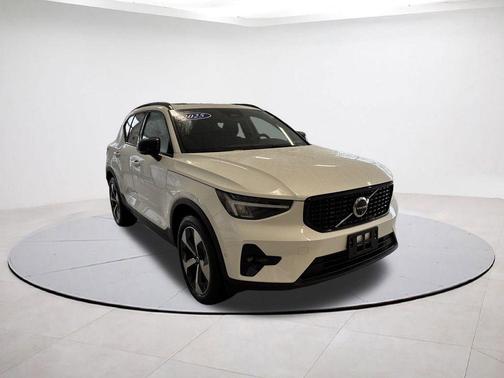 2025 Volvo XC40 B5 Plus Dark Theme