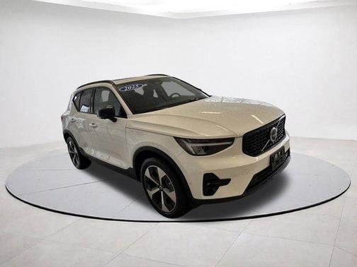 2025 Volvo XC40 B5 Plus Dark Theme