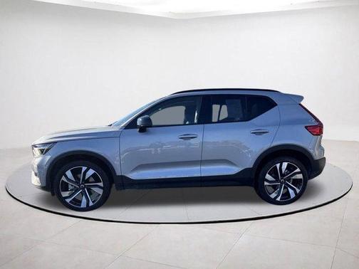 2025 Volvo XC40 B5 Plus Dark Theme