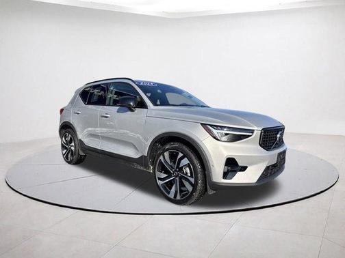 2025 Volvo XC40 B5 Plus Dark Theme