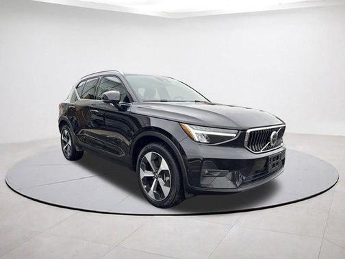 2025 Volvo XC40 B5 Plus Bright Theme