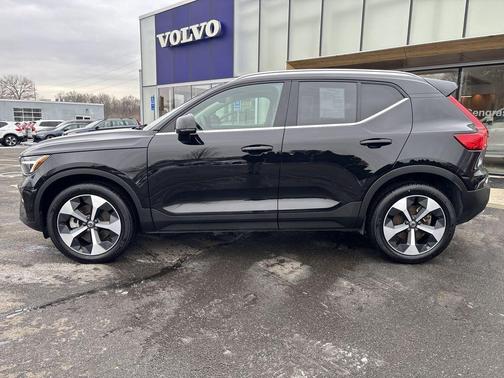 2025 Volvo XC40 B5 Plus Bright Theme