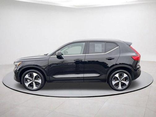 2025 Volvo XC40 B5 Plus Bright Theme