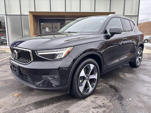 2025 Volvo XC40 B5 Plus Bright Theme