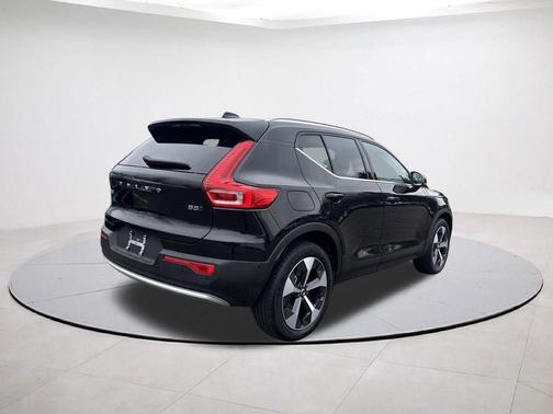 2025 Volvo XC40 B5 Plus Bright Theme